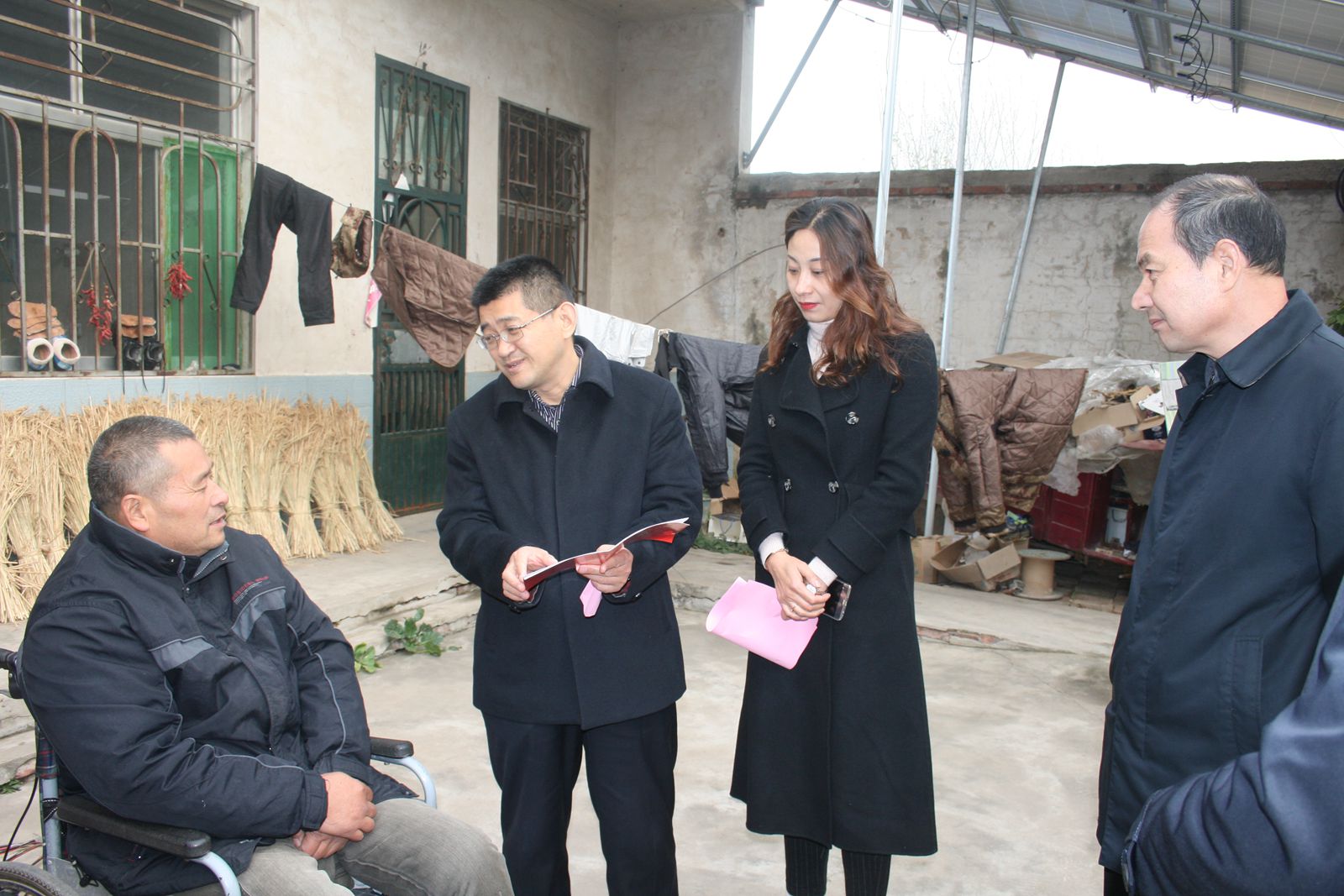 图为督导组深入到精准扶贫户家中