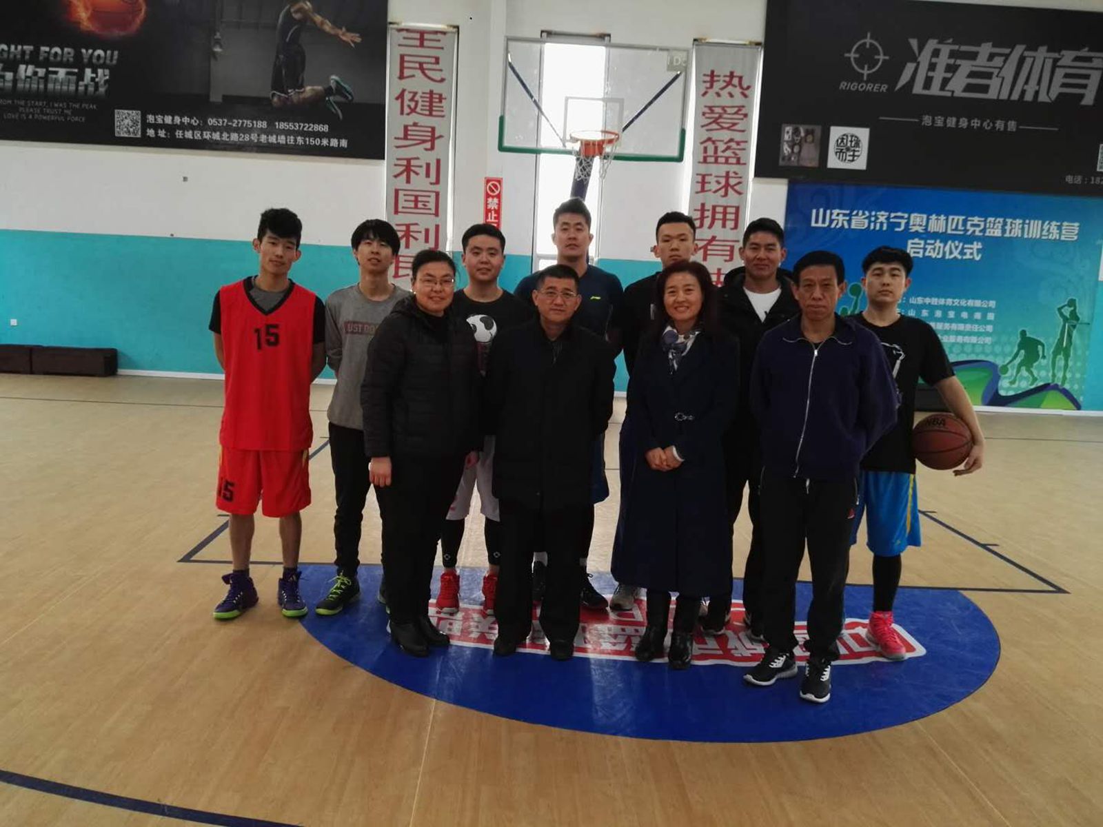 看望男子聋篮运动员