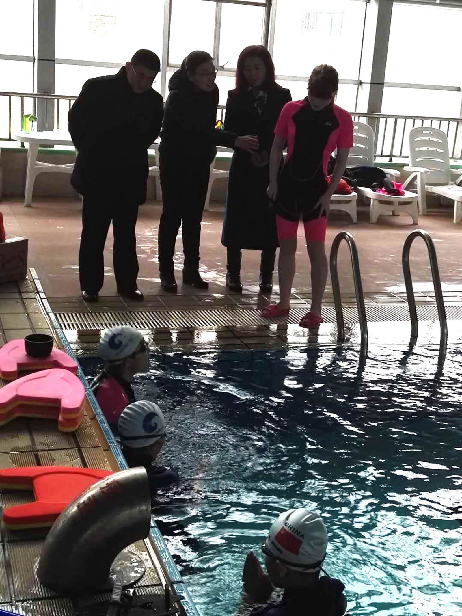 看望游泳运动员