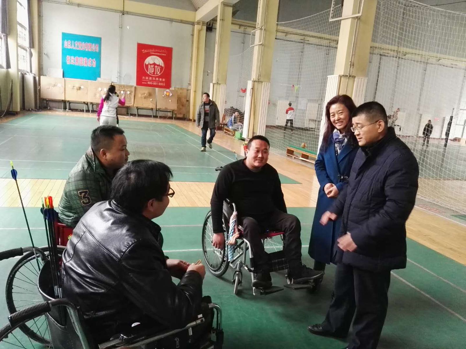 看望残疾人射箭运动员